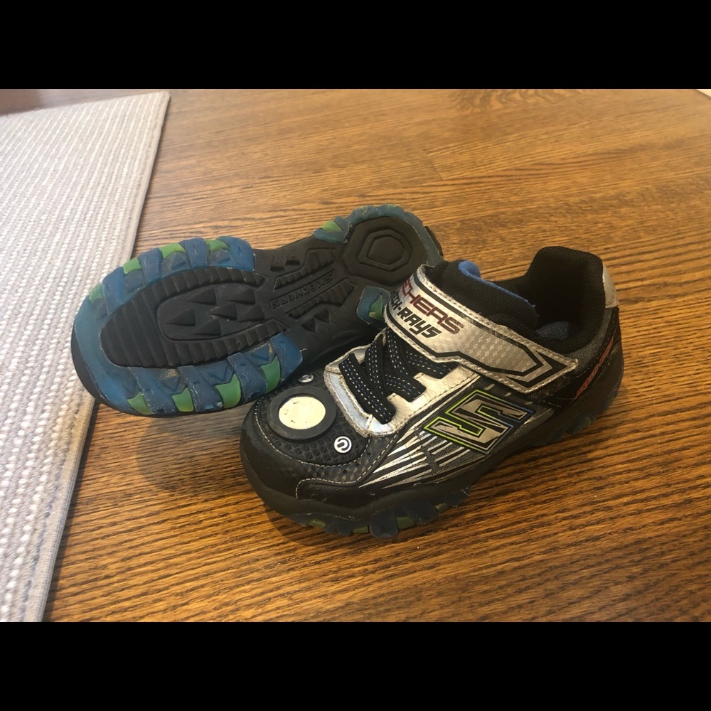 Skechers light is sneakers. Good condition